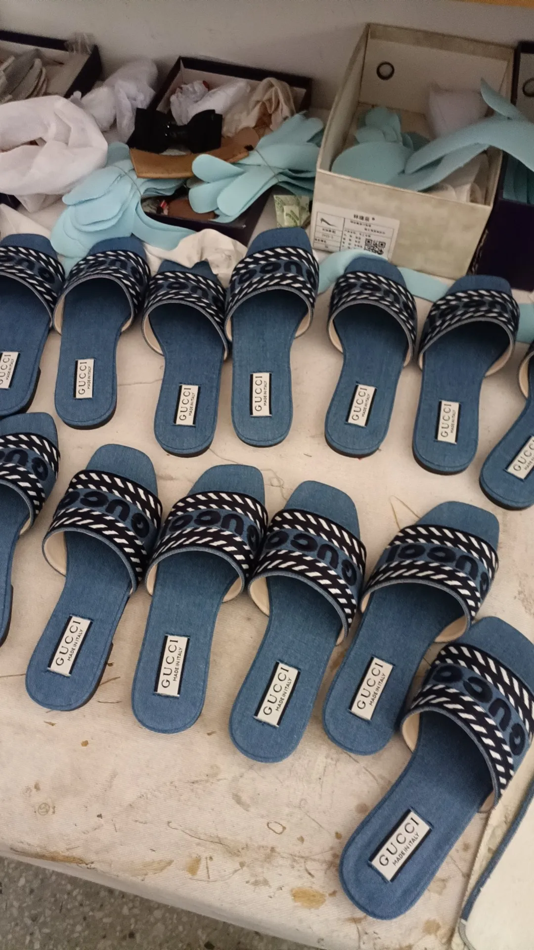 P440👟👟 Genuine leather outsole 2024gucci slippers, the latest model is on the market, a one-to-one replica of the original shoe. Very comfortable to wear. The favorite luxury product of big-name celebrities. The fabric is made of high-end high-quality denim with special Gucci craftsmanship. Lining: Sheepskin. Codes 35 to 41.